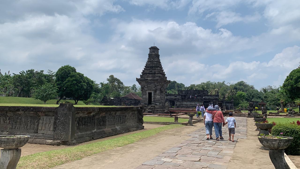 SIMPAN SEJARAH: Candi Penataran di Kecamatan Nglegok terus menjadi magnet wisatawan dari berbagai daerah hingga mancanegara.