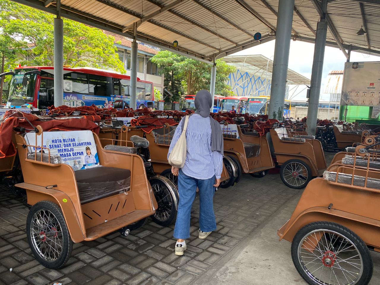 MAKIN MUDAH: Ratusan becak listrik dari Presiden Prabowo Subianto terparkir di gudang Dishub Kota Blitar, Jumat (16/1).
