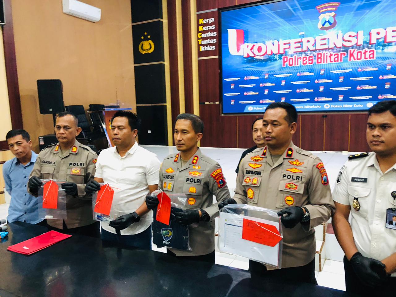 USUT TUNTAS: Polisi membeberkan barang bukti kasus penganiayaan sesama napi di Lapas Kelas II B Blitar.