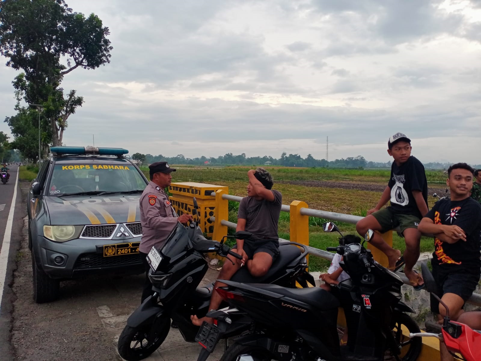 &lrm;BERDIALOG: Anggota Polsek Srengat tengah berbincang dengan kumpulan pemuda saat patroli.