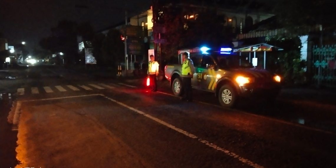 &lrm;PATROLI: Anggota Polsek Wonodadi saat meninjau titik rawan terjadinya gangguan kamtibmas.