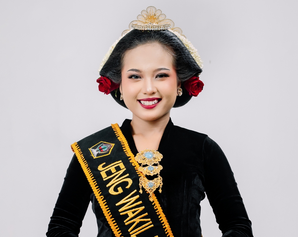 BERUNTUNG: Angela Sekar saat memakai seragam gus jeng Kabupaten Blitar dan terpilih sebagai Jeng Wakil II Kabupaten Blitar 2025.