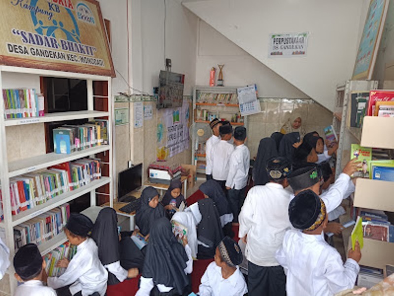 &lrm;RAMAI: Salah satu perpustakaan desa saat menerima kunjungan sejumlah siswa.