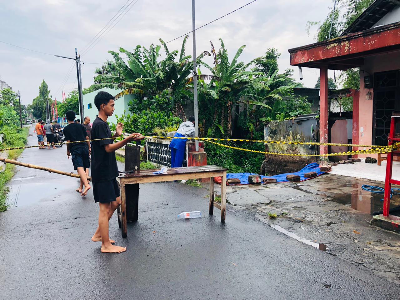 BAHAYA: BPBD Kota Blitar telah memasang garis peringatan di sekitar lokasi longsor,) kemarin (18/1/2026).