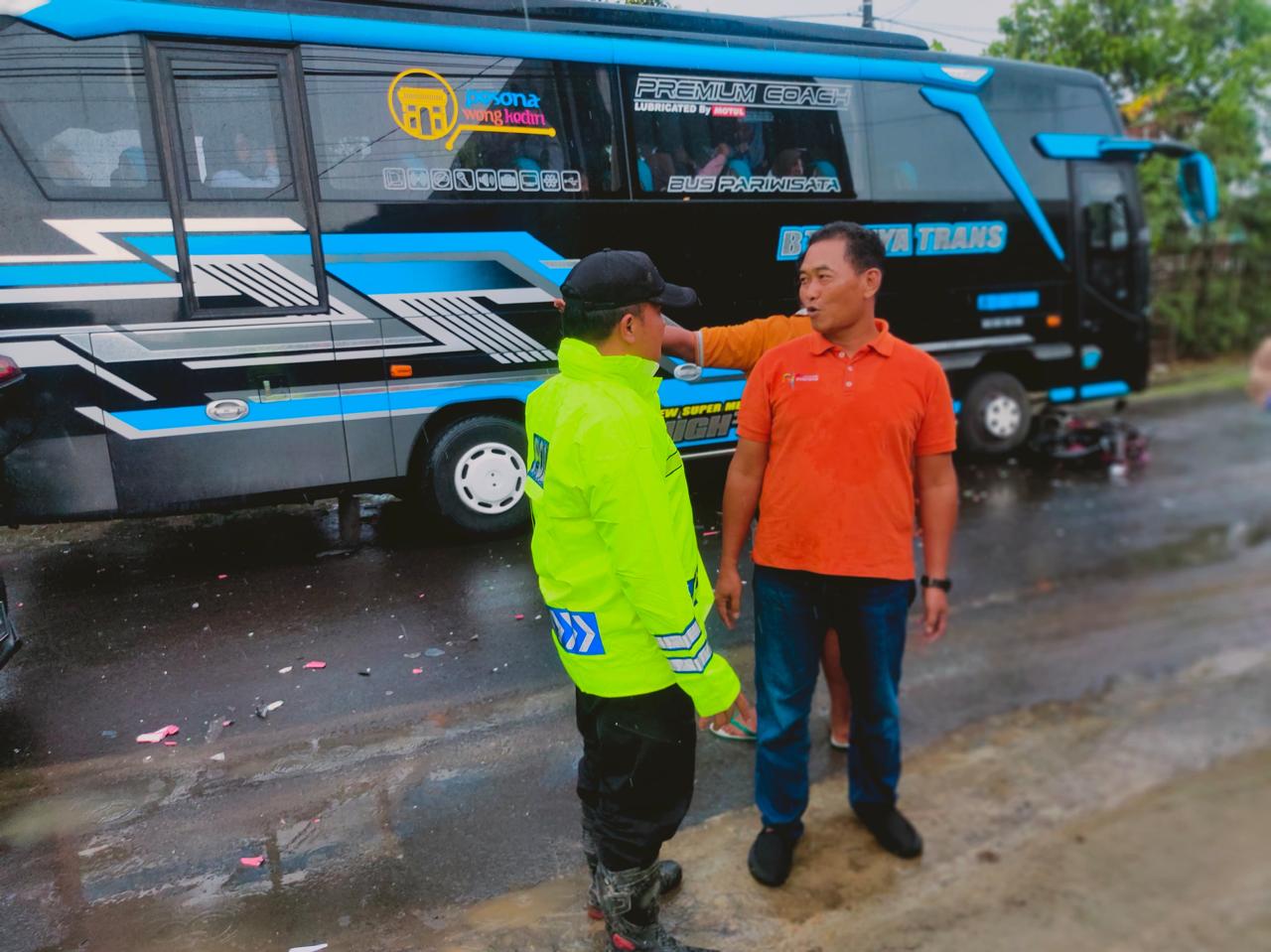 Polisi meminta keterangan saksi, usai terjadi kecelakaan motor dengan bus di Sutojayan.