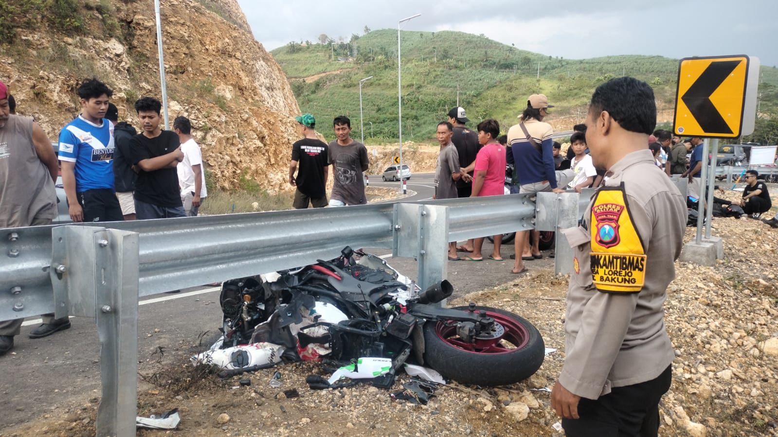 PERIKSA: Polsek Bakung melakukan oleh TKP Kecelakaan yang terjadi di JlS Blitar.