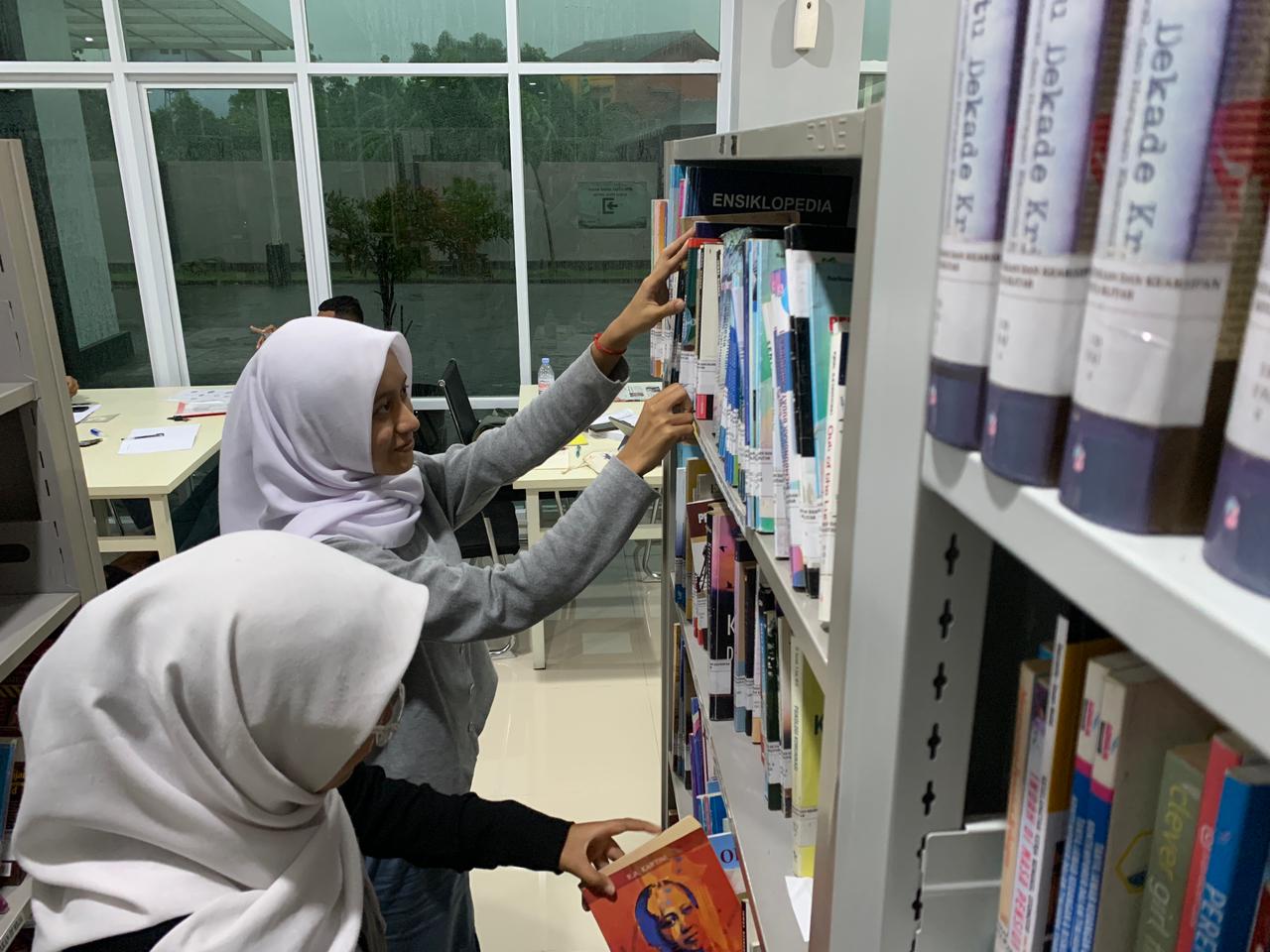 PUSAT LITERASI: Dua pelajar SMA memilih buku yang akan dipinjam di Perpustakaan Daerah Kota Blitar beberapa waktu lalu.