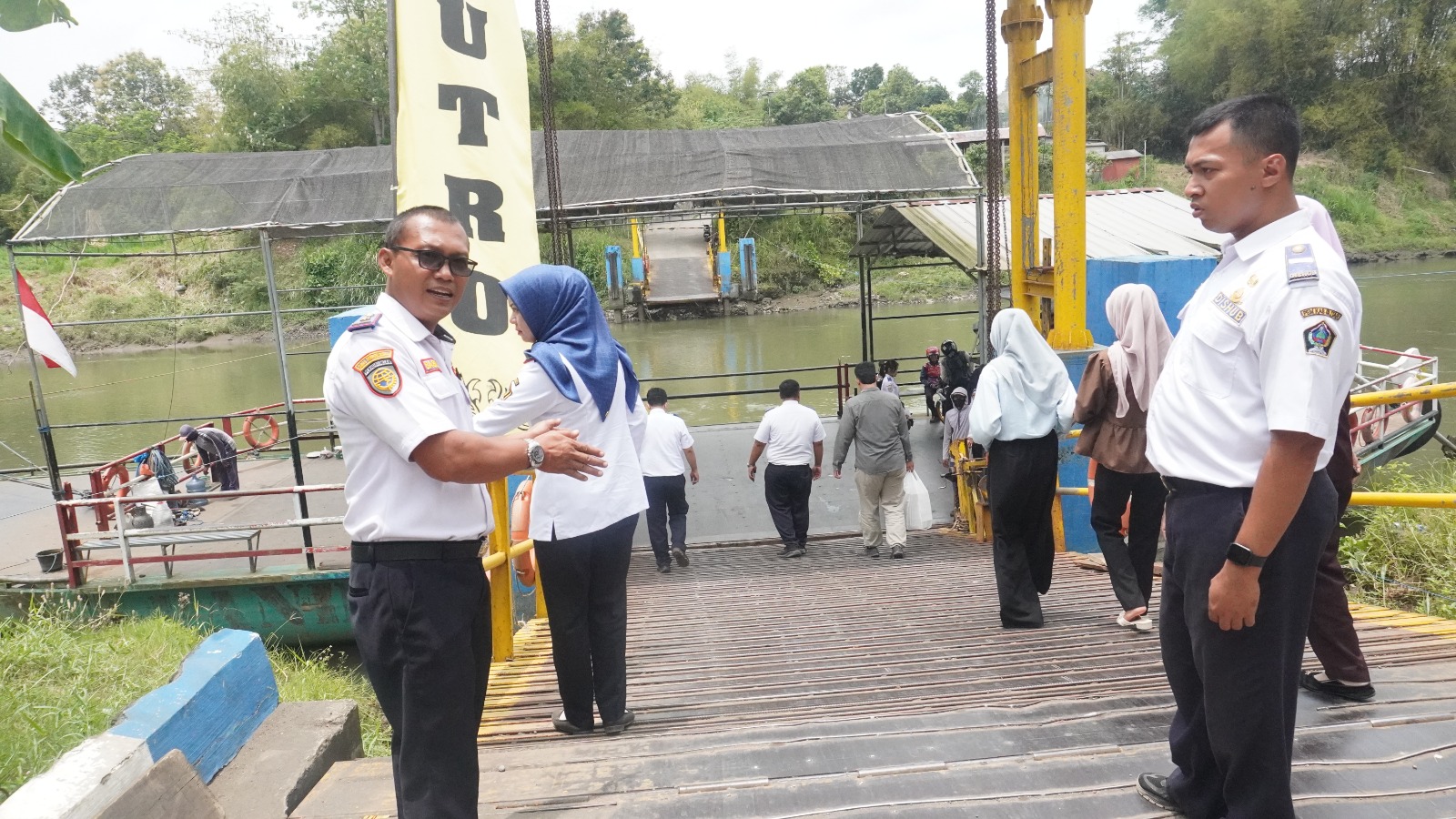 &lrm;TINJAU LOKASI: Anggota Dishub Kabupaten Blitar saat memeriksa lokasi dermaga penyeberangan Brantas.