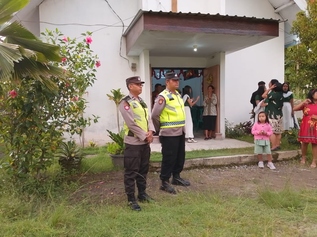 &lrm;PANTAU: Anggota Polsek Nglegok melakukan pengamanan di gereja yang digunakan sebagai tempat peribadatan.