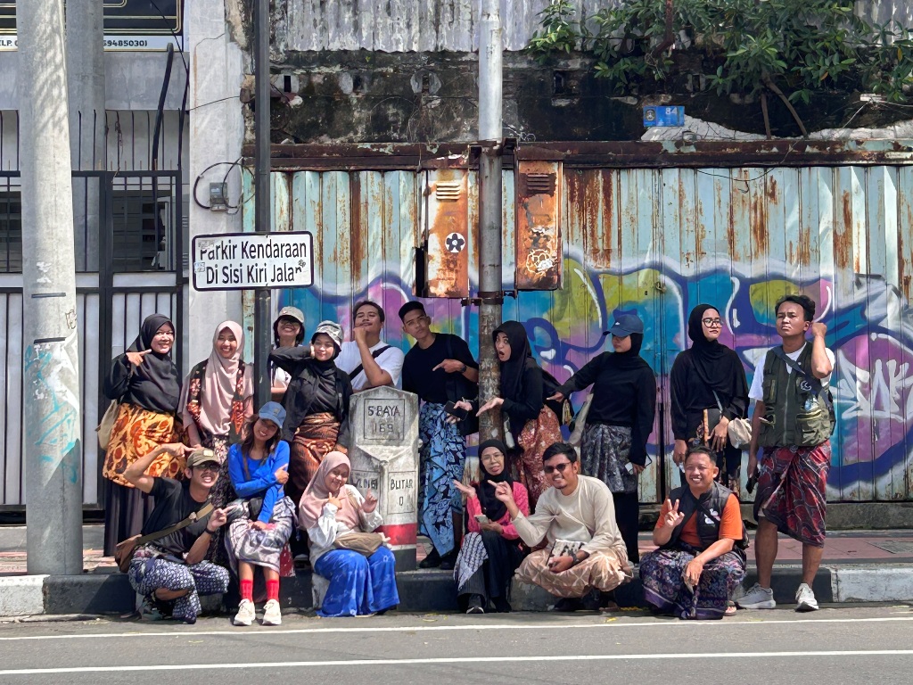 MERAWAT INGATAN: Komunitas Gang-gangan menelusuri gang yang ada di timur Klenteng Poo An Kiong untuk bernostalgia, Minggu (18/1/2025).