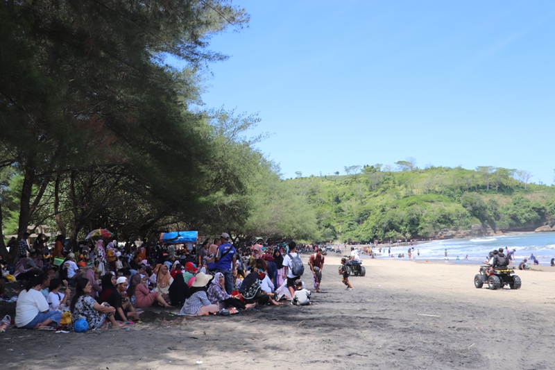 WASPADA: Pintu Masuk Pantai Serang kini dibuka sementara dengan karcis, yang dikelola oleh tim independen dari warga Desa Serang, Kecamatan Panggungrejo, Sabtu (17/1/2026).