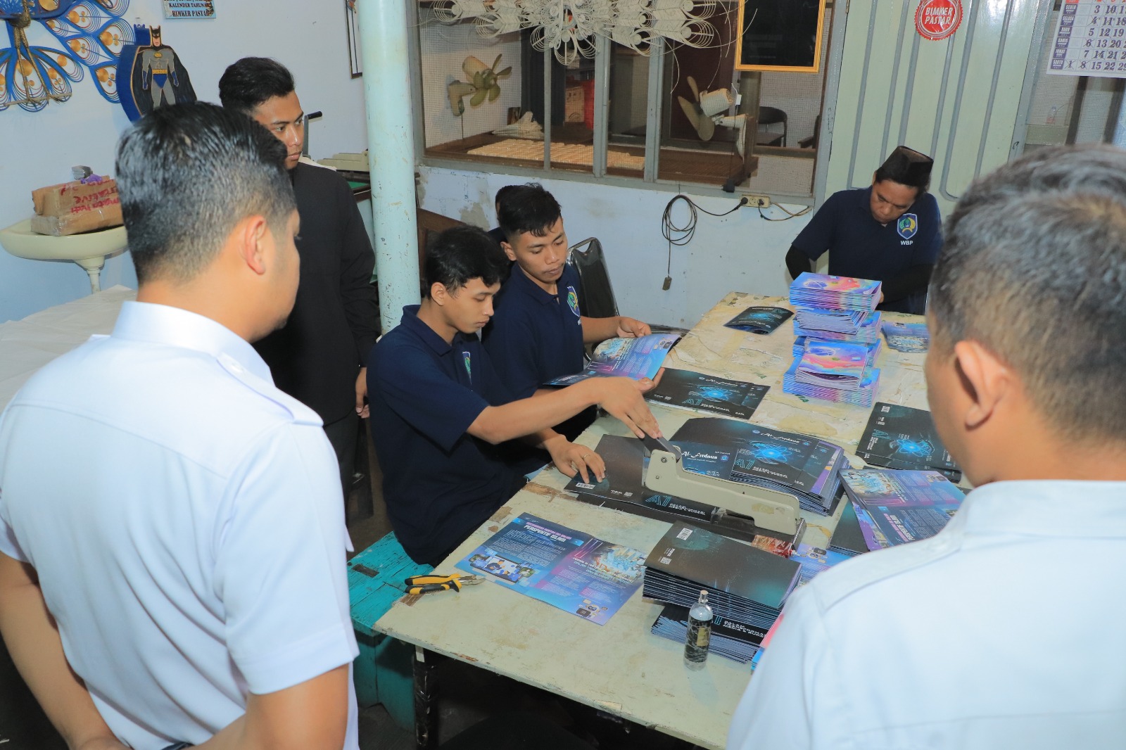 Warga binaan Lapas Kelas IIb Blitar, merakit yearbook bernial ekonomi tinggi, untuk menambah pendapatannya.