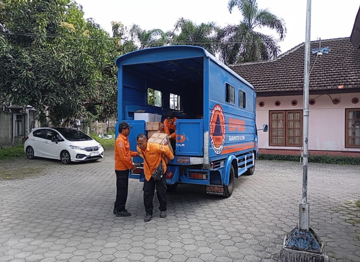 Anggota BPBD saat mengantarkan pasokan disinfektan PMK ke Disnakkan Kabupaten Blitar. &lrm;