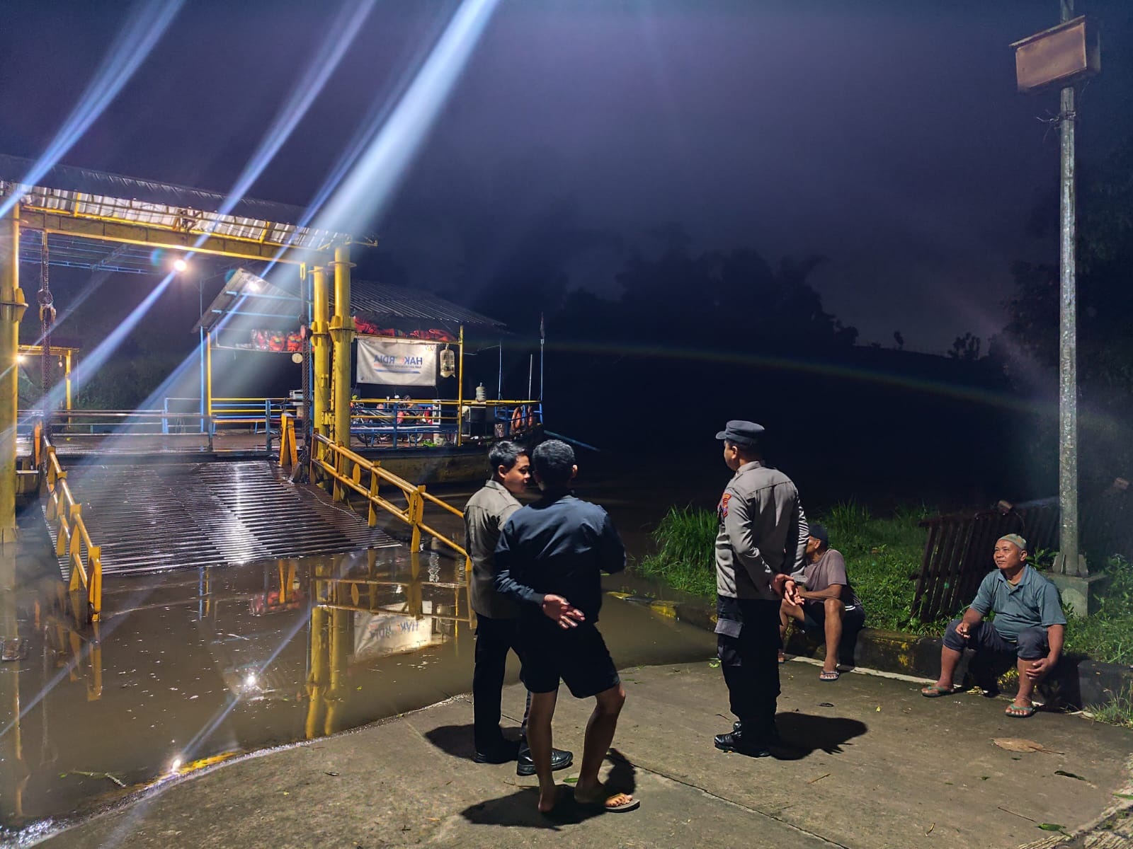 Pihak Polsek Srengat melakukan patroli di dermaga penyeberangan Sungai Brantas.  &lrm;Wajib Utamakan Keselamatan di Dermaga Penyeberangan