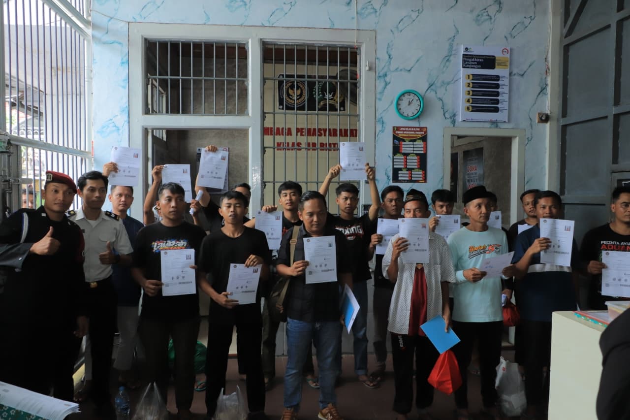 Sebanyak 16 warga binaan Lapas Blitar resmi kembali ke masyarakat untuk kehidupan lebih baik.