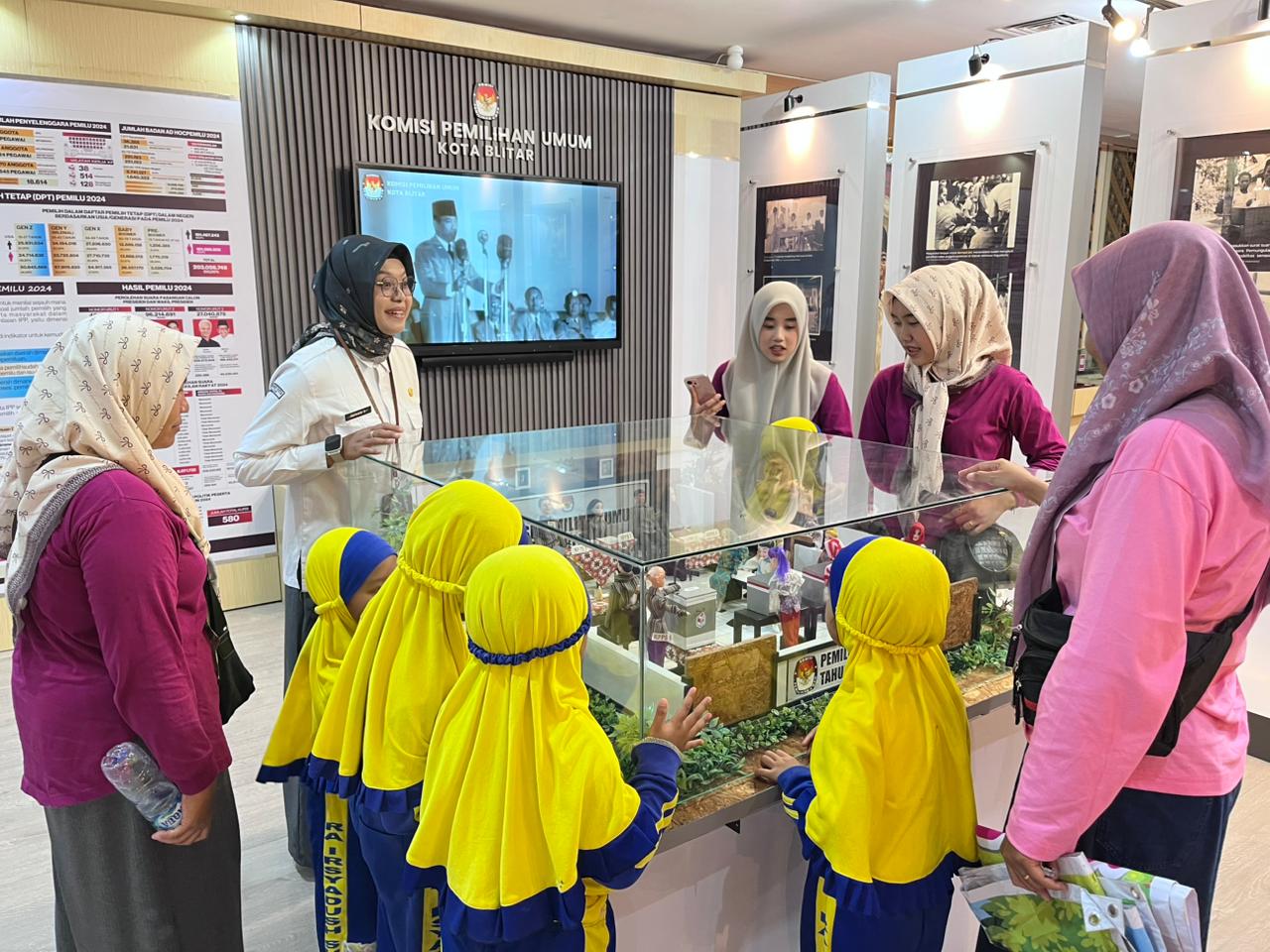 Sejumlah siswa TK didampingi guru mendengarkan penjelasan dari petugas RPP tentang sejarah pemilu hingga hasil Pemilu 2024.