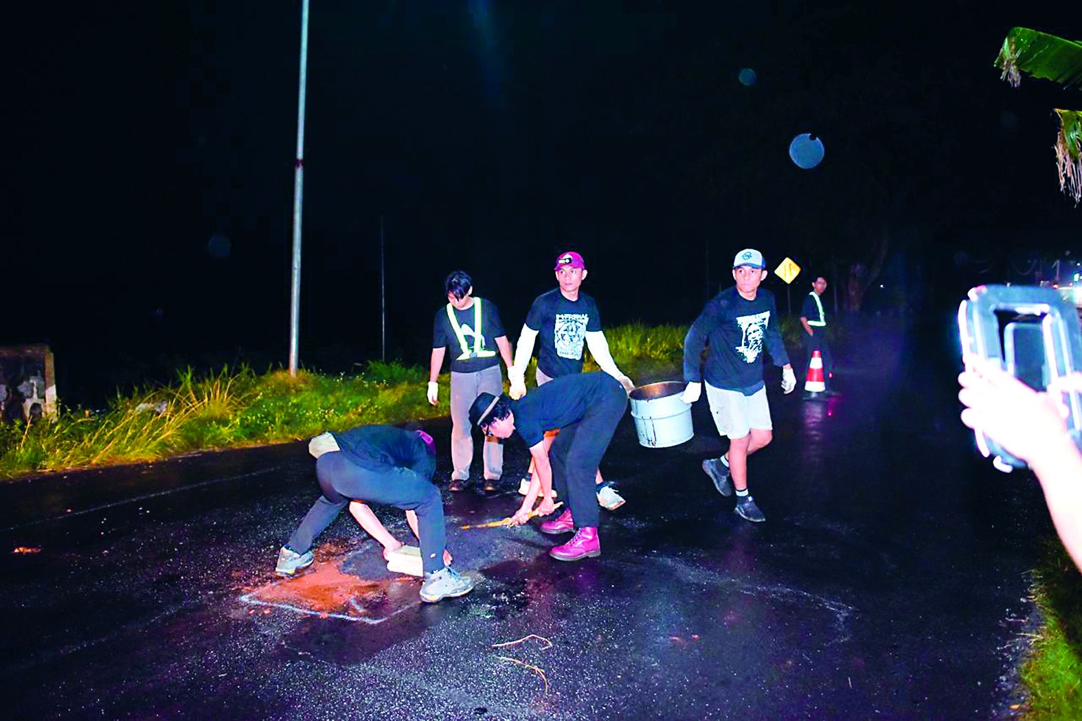 Banda 1942 menambal salah satu ruas jalan di Blitar saat tengah malam beberapa waktu lalu.   Aktivitas Banda 1942, Tambal Jalan demi Selamatkan Pengendara Dapat Respons Positif, Datang Tawaran Perbaik