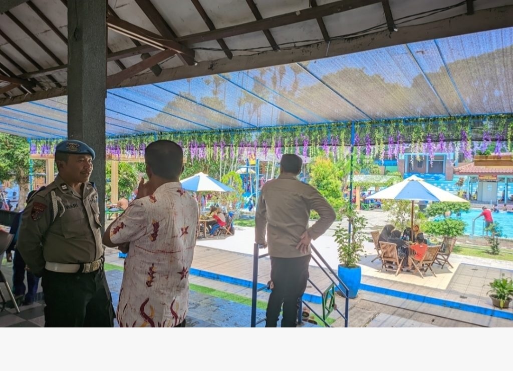 Anggota Polsek Nglegok saat memberikan imbauan pada pengunjung Wisata Kolam Renang Penataran.