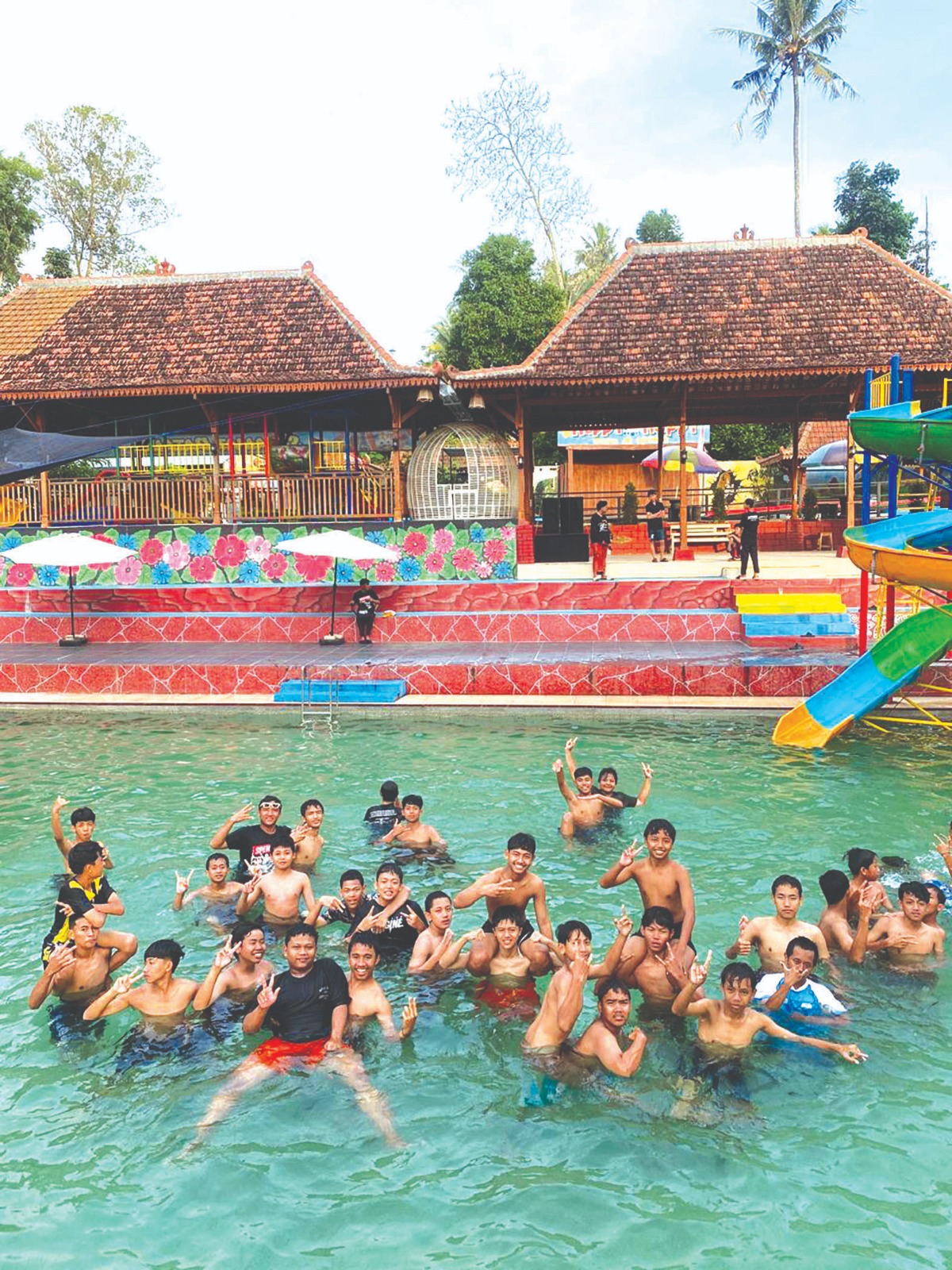 Suasana nyaman di Sumber Rejo Asri Waterpark di Desa Sumberjo, Kecamatan Sanankulon.