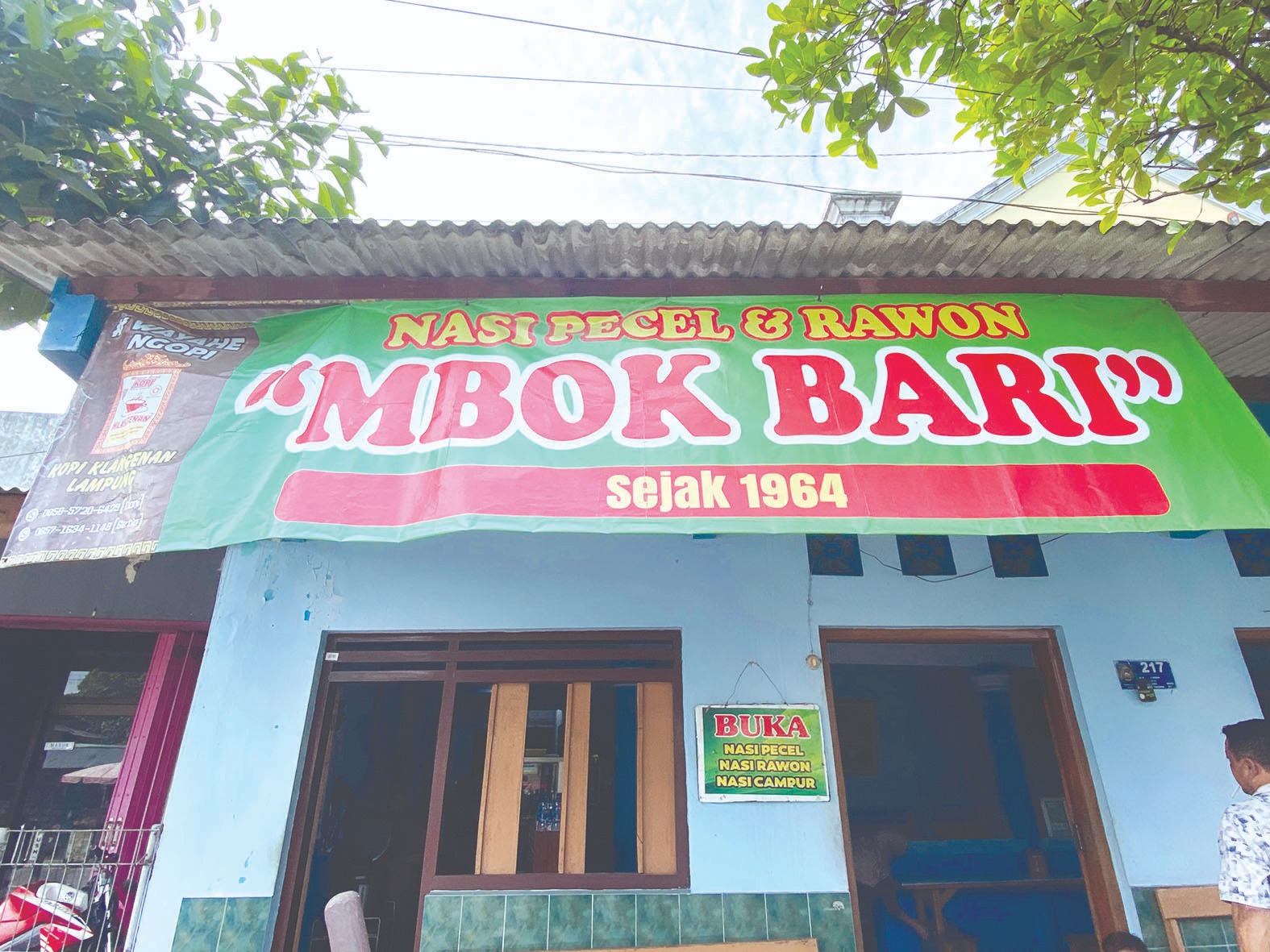 LEGENDARIS: Warung Nasi Pecel Mbok Bari yang ada di Jalan Ir Soekarno, Kota Blitar.