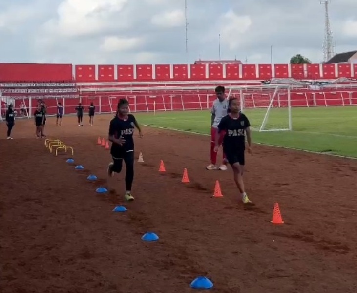 SEMANGAT: Atlet atletik berlatih keras untuk persiapan POPDA 2026 di Ngawi.