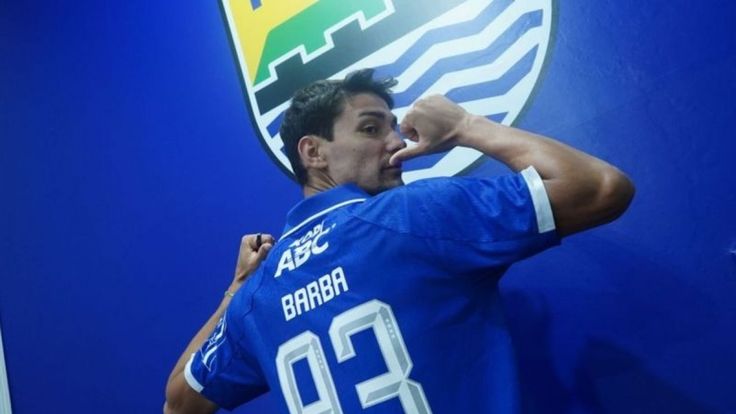 Federico Barba dipastikan bertahan di Persib Bandung hingga 2027. Bojan Hodak ungkap masalah keluarga sang bek sudah tuntas.