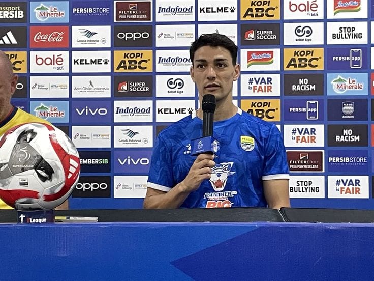 Federico Barba dipastikan bertahan di Persib Bandung. Umuh Mukhtar tegaskan sang bek masih jadi pilar utama Maung Bandung.