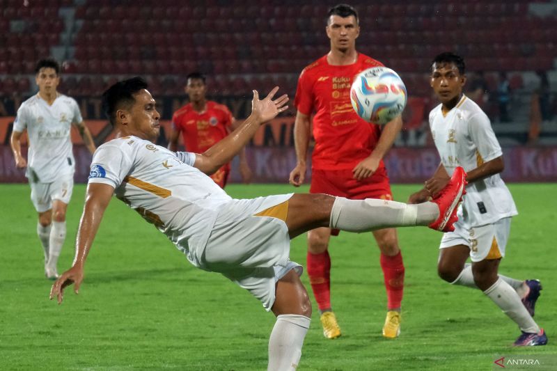 Gol penalti Gustavo Almeida ke gawang Madura United jadi penentu laga. Keputusan wasit sempat kontroversial dan memicu protes