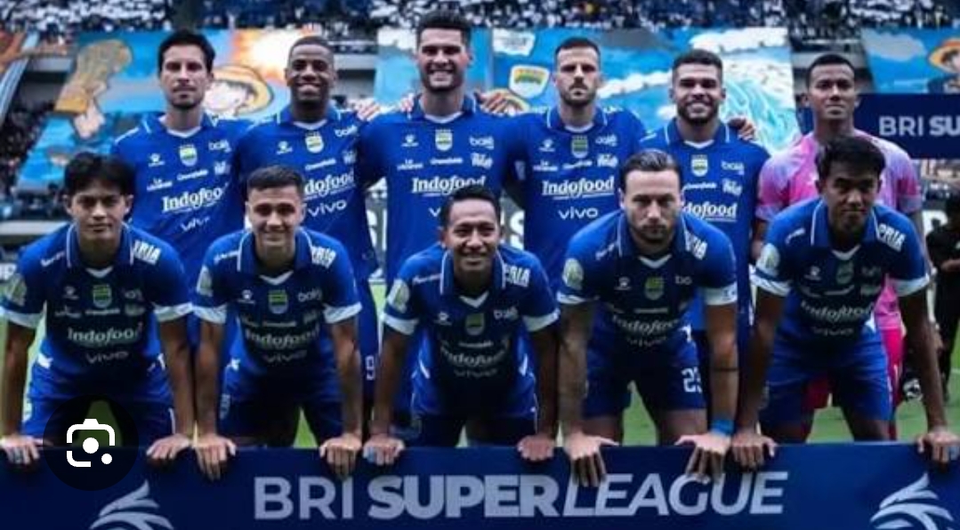 Persib Bandung kena denda AFC Rp500 juta jelang lawan PSBS Biak. Kondisi pemain membaik, Kurzawa tiba, Barba dipastikan bertahan