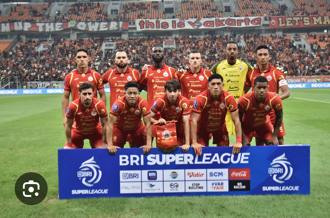 Persija Jakarta dirumorkan selangkah lagi merekrut Ivar Jenner, sementara Persib Bandung waspada usai negosiasi Joey Pelupessy buntu.