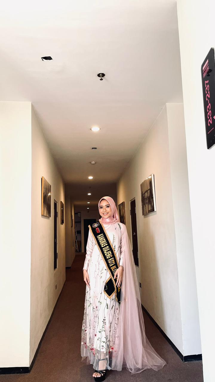 GO DIGITAL: Reza Rahma Amalia tengah fokus belajar dunia bisnis digital di salah satu kampus di Surabaya.