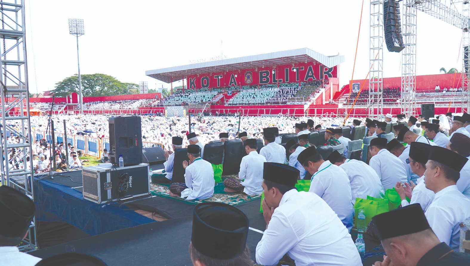 1 ABAD NU: Masyarakat blitar Raya memadati Stadion Soepriadi dalam doa bersama dan istighotsah, Sabtu (24/1/2026).