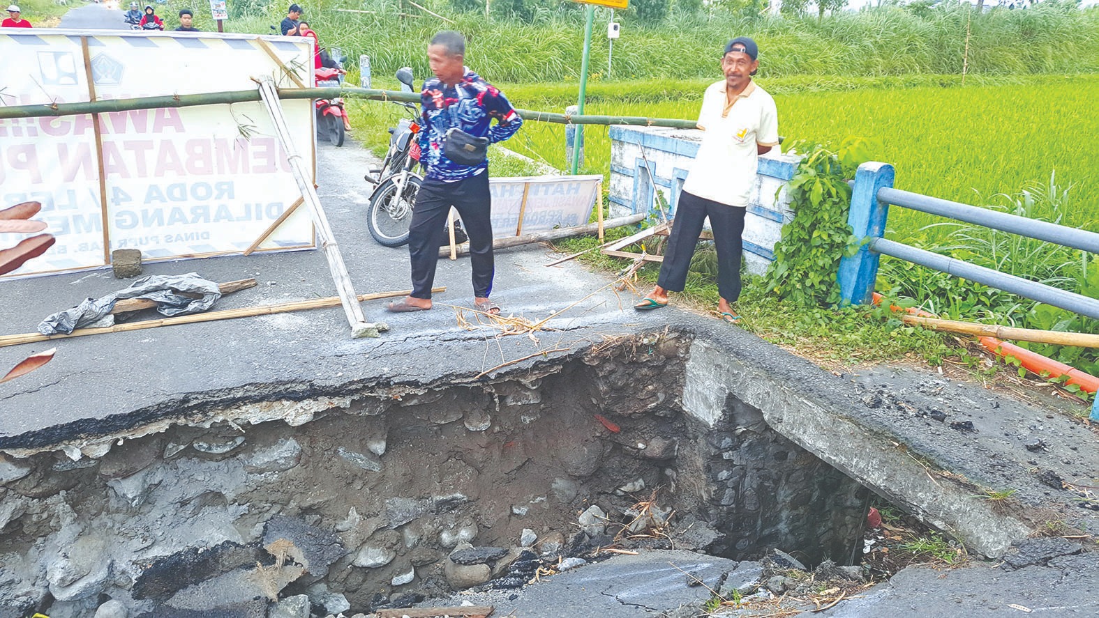 TANCAP GAS: Pemkab Blitar mulai perbaiki jembatan ambrol penghubung Desa Sawentar-Bangle dekat Kantor Bupati Blitar.
