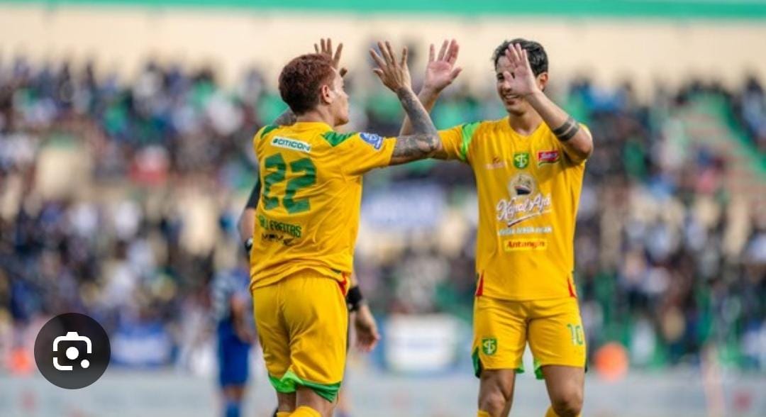 Persebaya Surabaya bungkam PSIM Yogyakarta 0-3 di Stadion Sultan Agung. Efektivitas Bajul Ijo bawa tiga poin krusial Liga 1.
