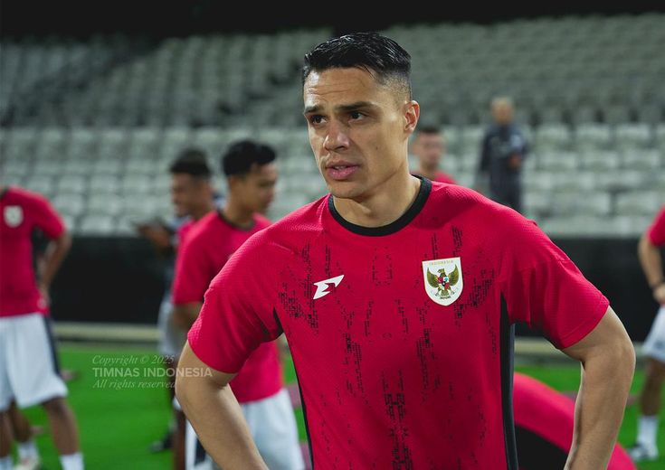Joey Pelupessy Persib Bandung terancam batal. Transfer 99 persen mendadak deadlock, faktor adaptasi jadi sorotan utama.