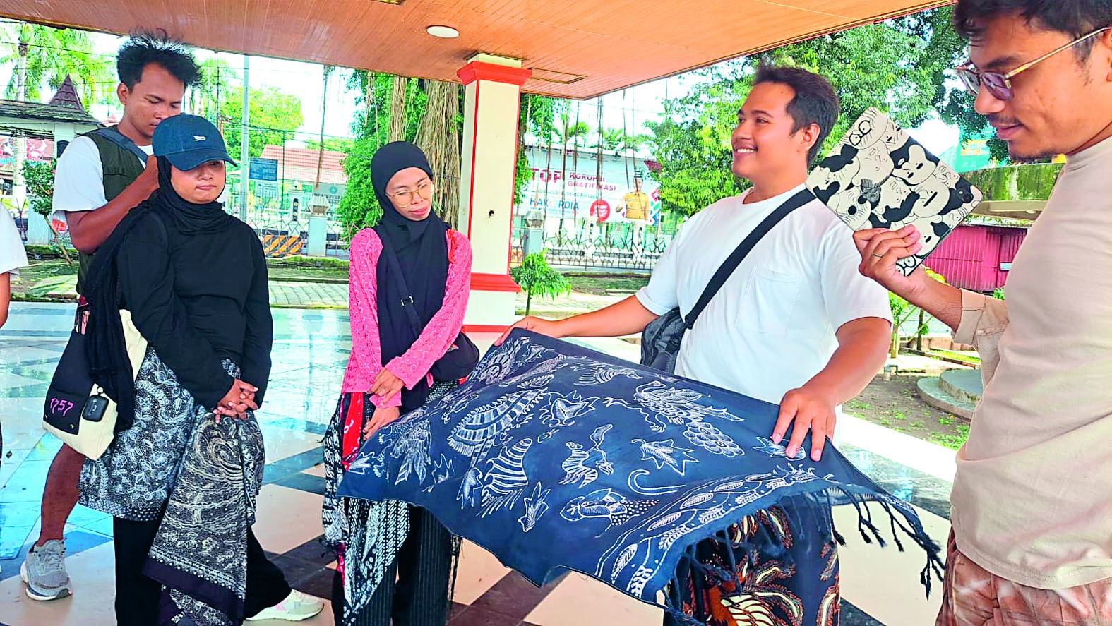 Upaya Pegiat Wastra Blitar Kenalkan Batik Tutur ke Anak Muda Motif Sarat Pesan, Harimau-Kerbau Simbol Keserakahan