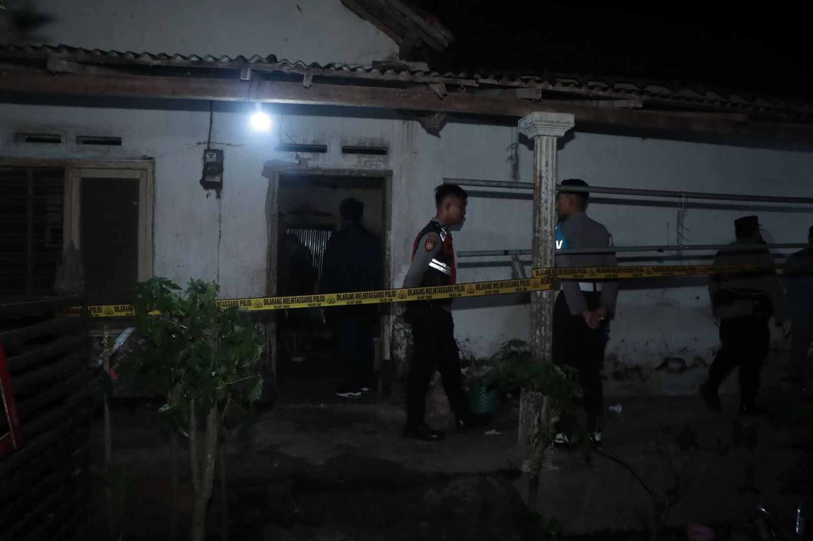 POLRES BLITAR KOTA UNTUK RADAR BLITAR   CARI BUKTI: Polisi melakukan olah TKP di rumah korban di Desa Gandekan, Kecamatan Wonodadi, Kabupaten Blitar, Senin (26/1/2026).