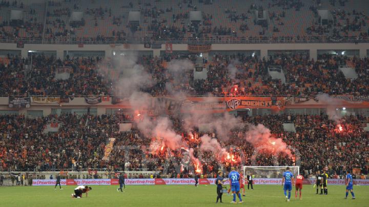 Perjalanan Persija Jakarta dari klub sepi suporter, revolusi The Jakmania 1997, hingga rivalitas panas dengan Persib Bandung.