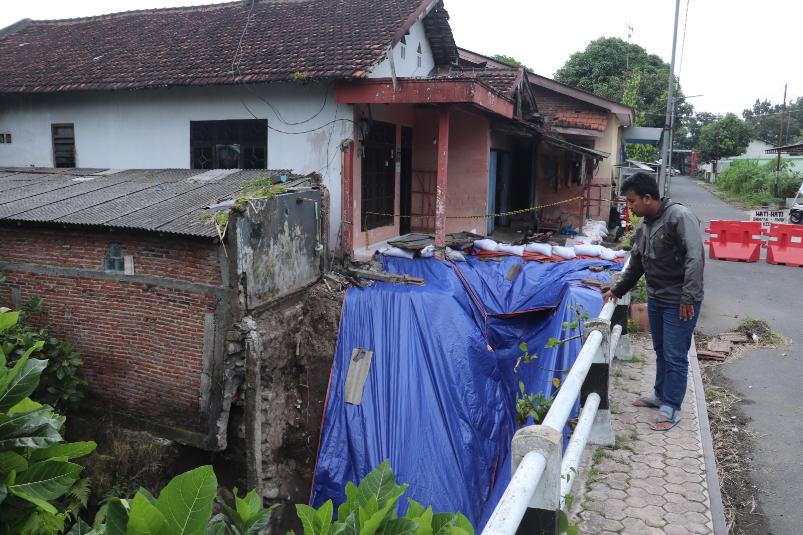 Perbaikan Tunggu Lampu Hijau Wali Kota  Terkait Plengsengan CR Soekandar Ambrol