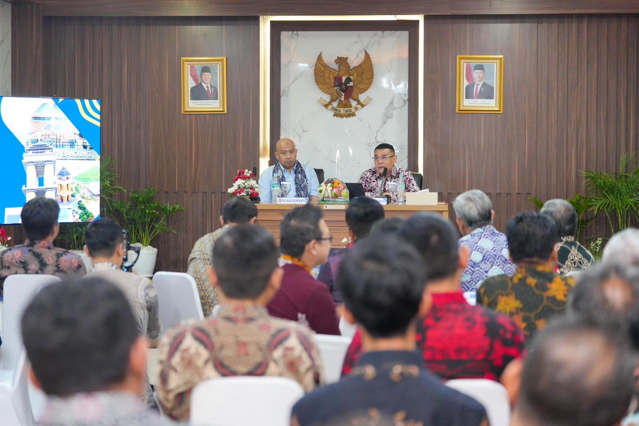 BLITAR &ndash; Wakil Menteri Agraria dan Tata Ruang/Wakil Kepala Badan Pertanahan Nasional (Wamen ATR/Waka BPN) Ossy Dermawan menegaskan pentingnya kerja sama, inovasi, serta perbaikan proses bisnis untuk m