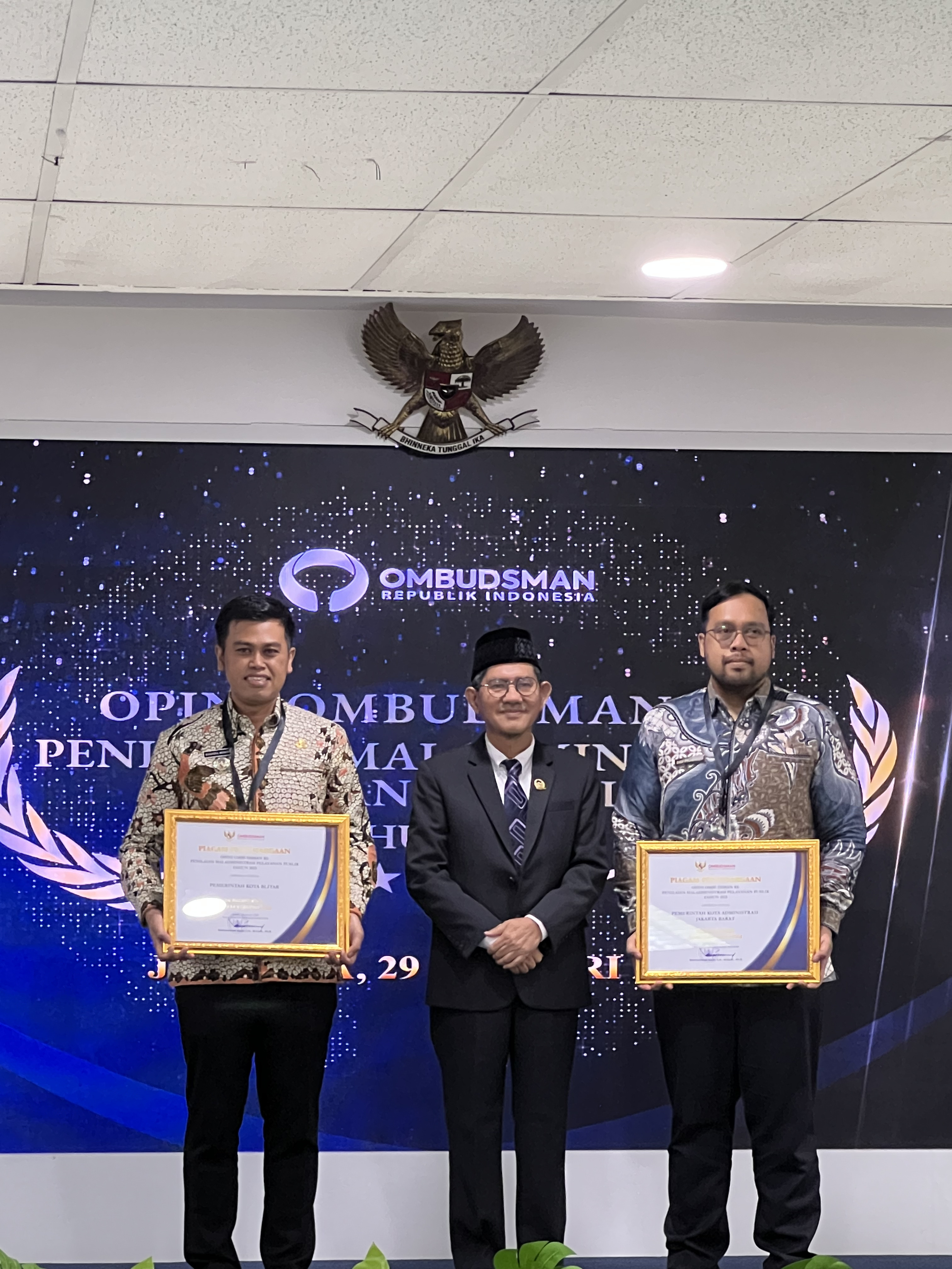 PELECUT SEMANGAT: Wali Kota Blitar, Syauqul Muhibbin menerima dua penghargaan di bidang kesehatan dan pelayanan publik belum lama ini. Salah satunya pelayanan publik terbaik.