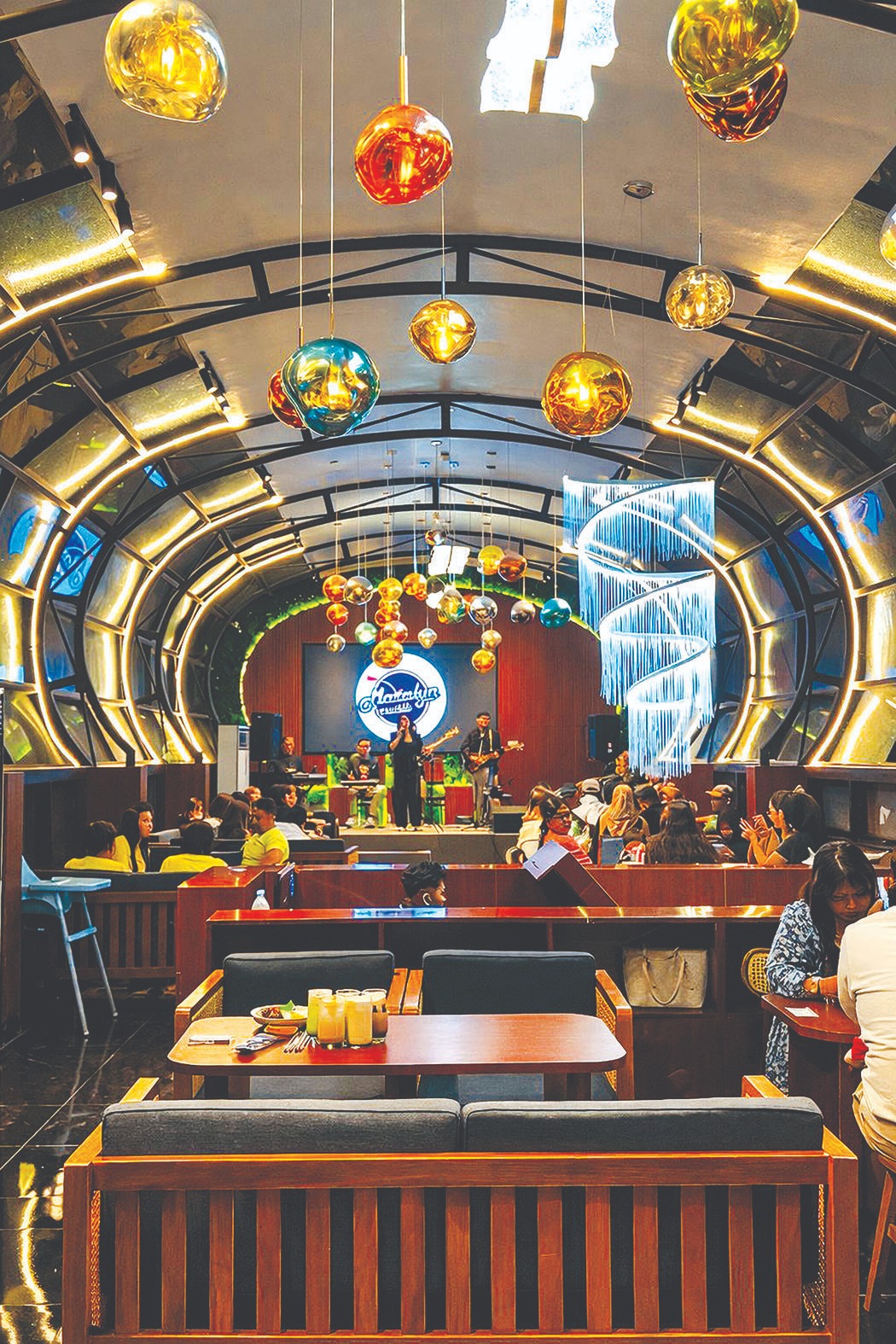 Kafe Kaca di Rooftop Daya Tarik Utama