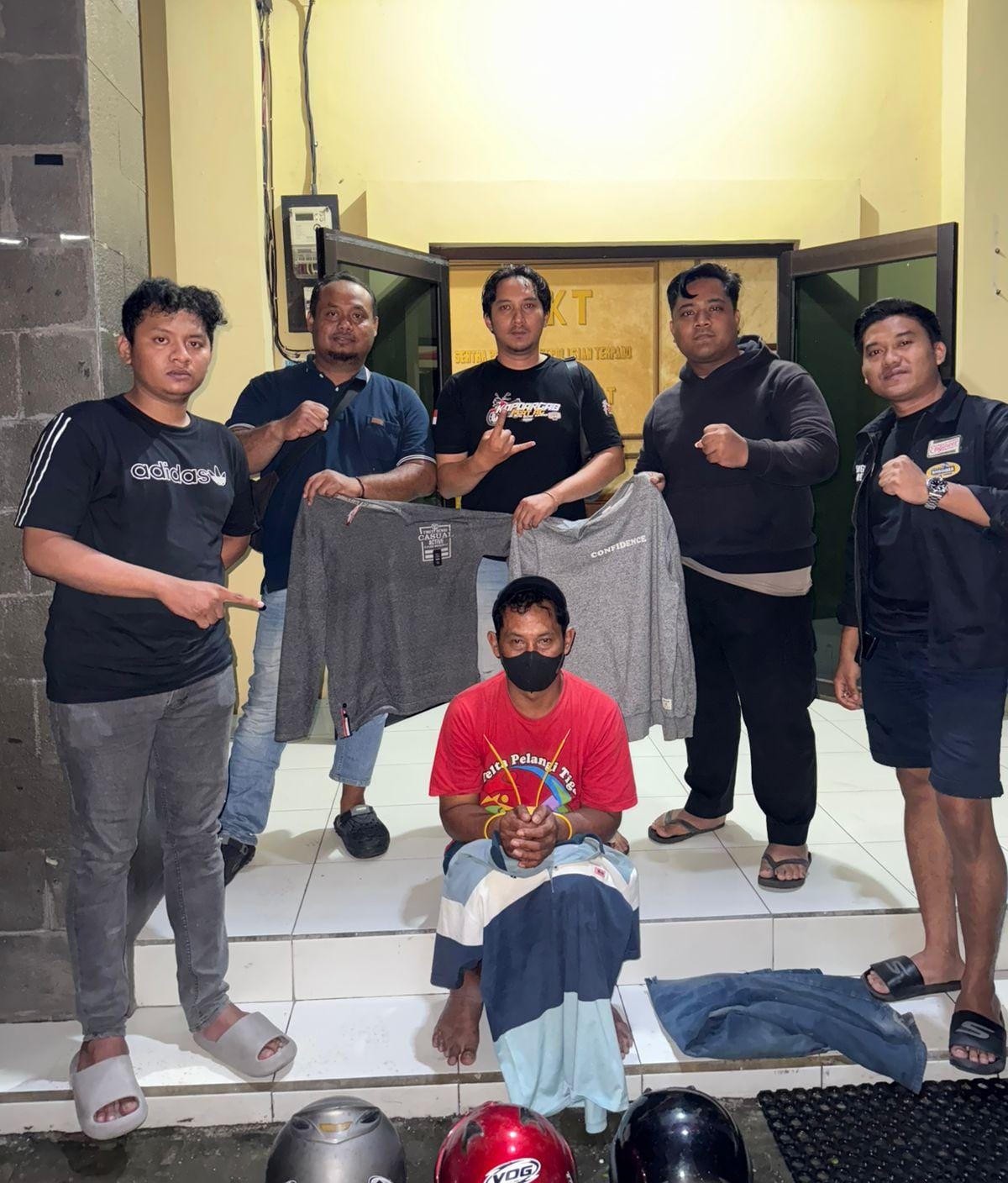 TER&lrm;CIDUK: Petugas Unit Reskrim Polsek Srengat saat mengamankan pelaku dugaan penipuan.