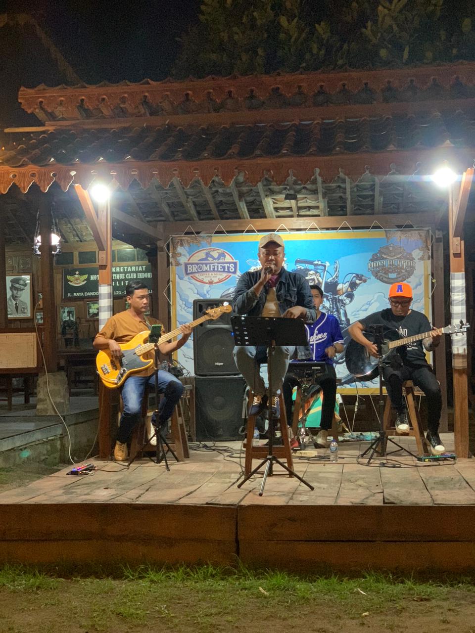 MERDU: Feri Andika saat tampil di salah satu kafe di Blitar.