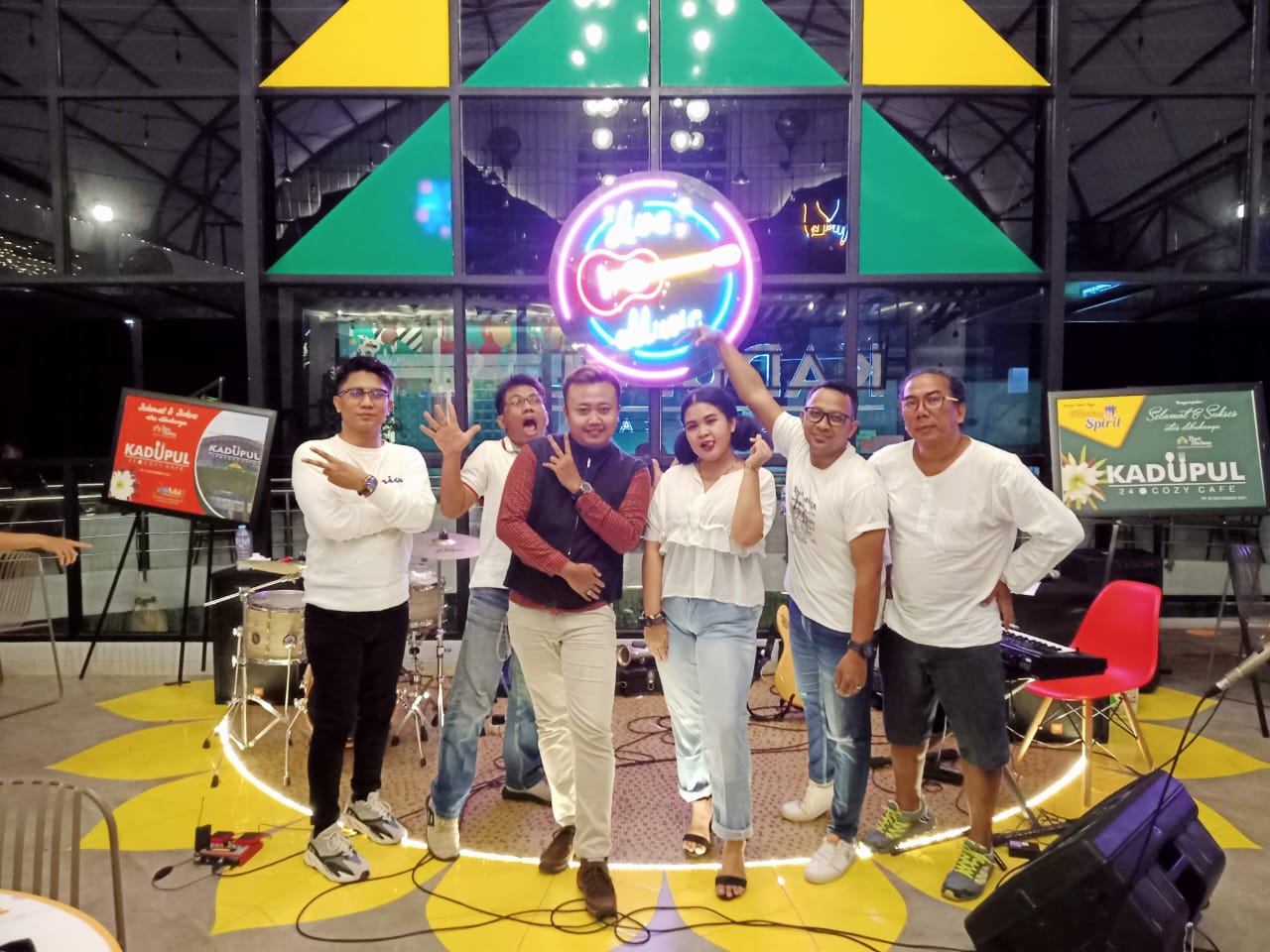 KONDANG: Feri Andika (tiga dari kiri) bersama grup bandnya saat manggung di salah satu kafe hotel di Kota Blitar beberapa waktu lalu.