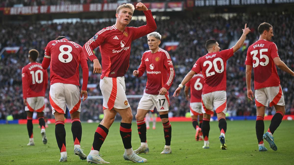 Manchester United hadapi Fulham usai kalahkan City & Arsenal, Dorgu cedera, Carrick siapkan solusi agar Setan Merah tetap konsisten.
