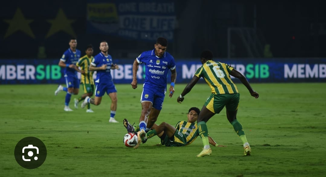 Transfer Persib Bandung putaran kedua BRI Super League: usai menang dramatis atas PSBS Biak, Persib resmi umumkan Livin Kurzawa dan Dion Mark.