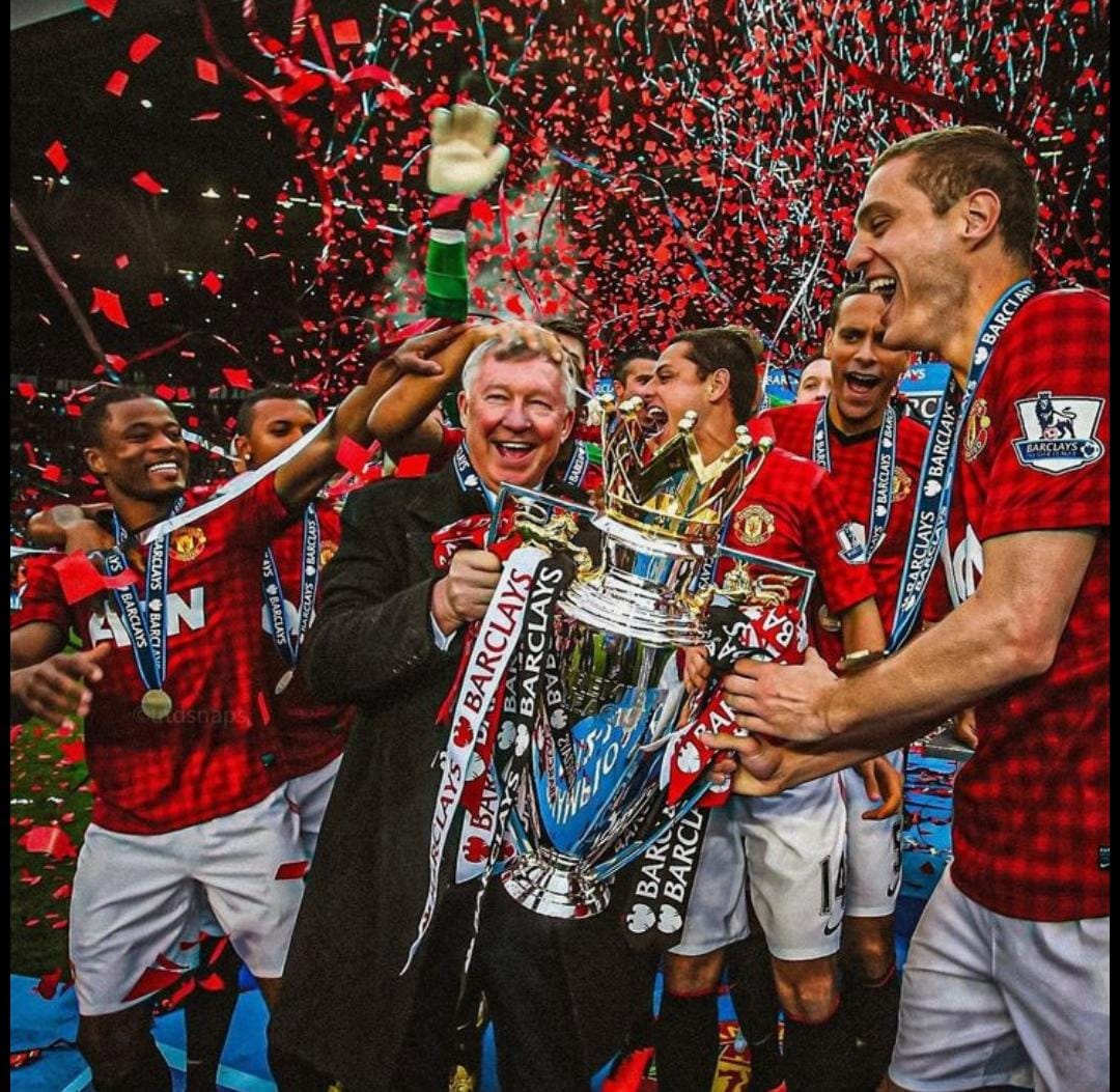 Kisah Sir Alex Ferguson Manchester United, dari nyaris dipecat hingga membangun dinasti 26 tahun dan menaklukkan sepak bola dunia.