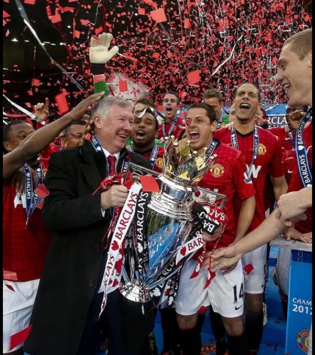 Kisah Sir Alex Ferguson membangun era emas Manchester United hingga melahirkan Ronaldo dan Rooney serta menjuarai Eropa.