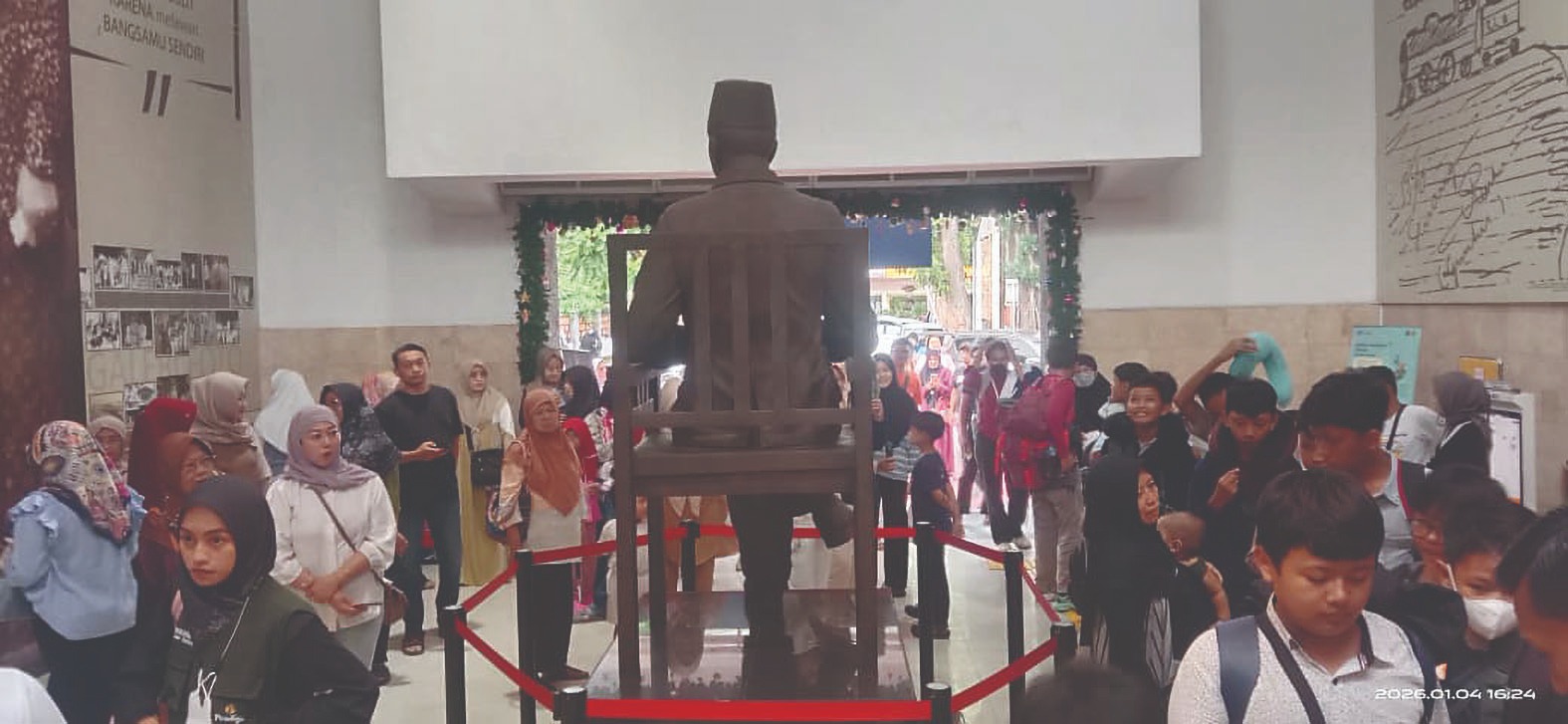 DAOP 7 MADIUN UNTUK RADAR BLITAR RAMAI: Penumpang KA memadati pintu masuk Stasiun Blitar untuk menuju peron menunggu kedatangan KA, Minggu (1/2) lalu.